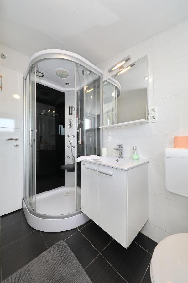 Apartment With Private Pool ซูโกชัน ภายนอก รูปภาพ
